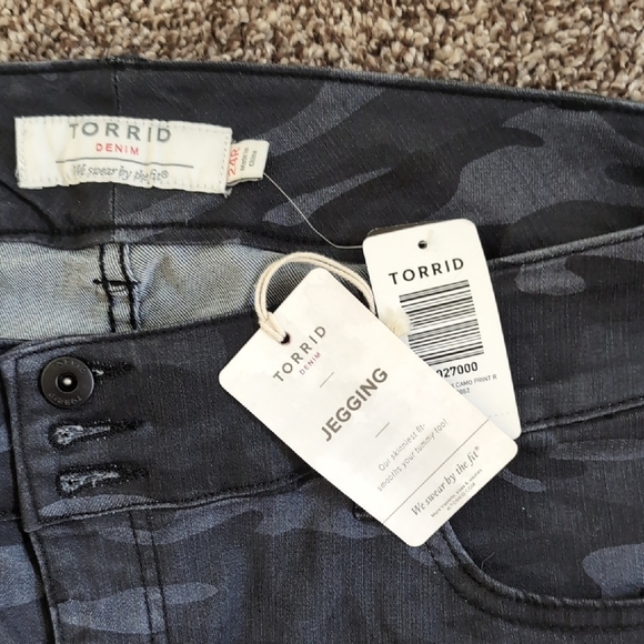 Torrid Black and Gray Camo Jeggings stretchy NEW Plus Size 24 - Picture 2 of 7